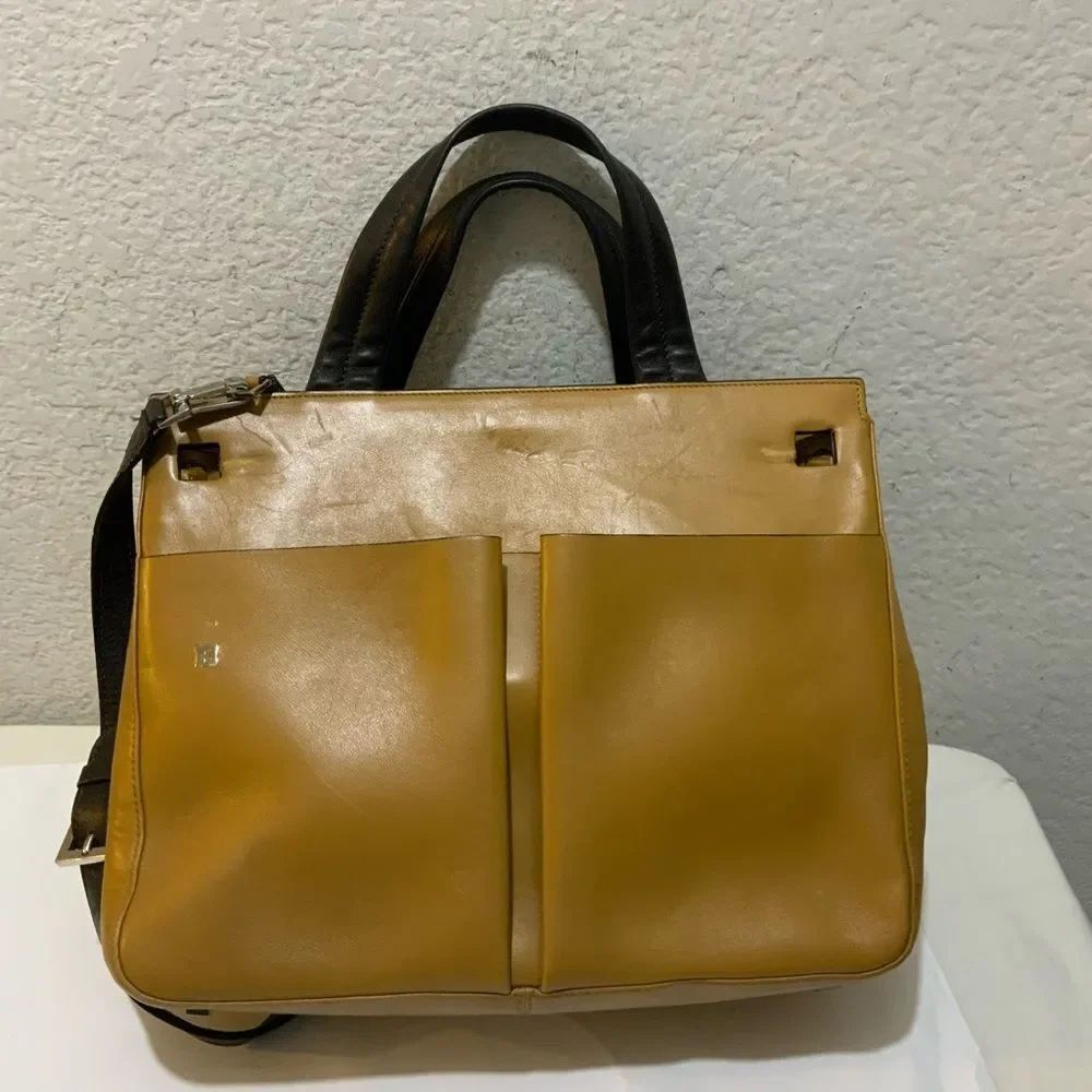 Bally Tote hand hag in Beige with Minimalist Design and slotted leather loops